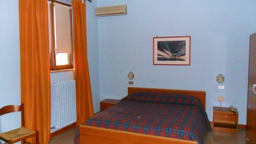 Hotel mediterraneo Giovinazzo Buitenkant foto